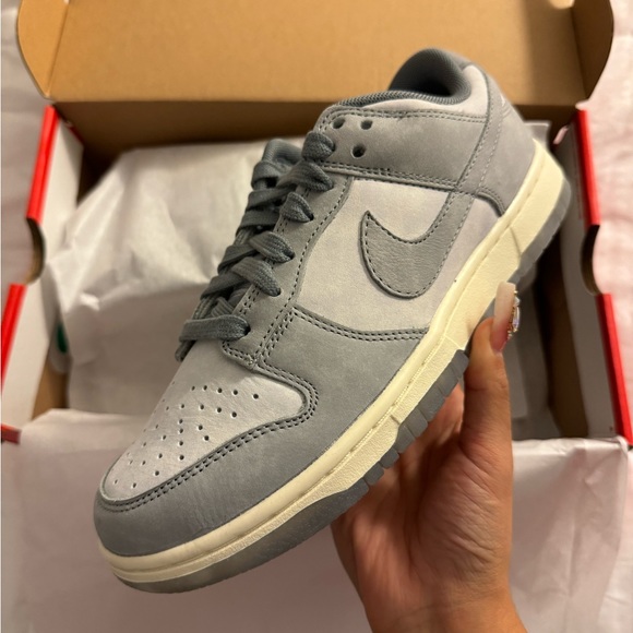 *SOLD* Nike Dunk Low - Picture 2 of 5